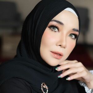 For your casual date to important event, Upmost Airy Velvet Lipcreme Caramello is always a great idea! 💡💕Stunning make up by @adhyapriyatna#UpmostGals #fabulousandirresistible #BeauteCare